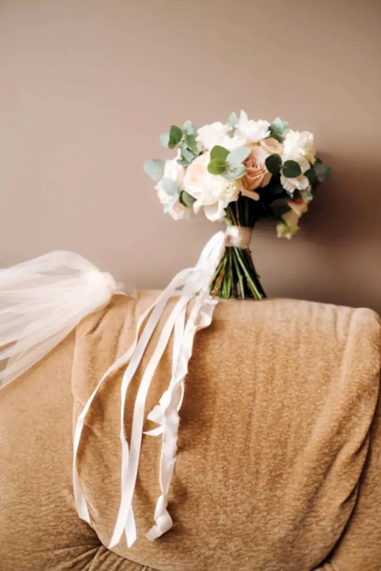 Hakkımızda 2 wedding bouquet with roses on a chair and boutonni 2MFPZ5K